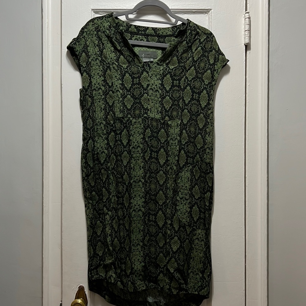 NWT Anthropologie Green and Black snakeskin Shift Dress. Size XS